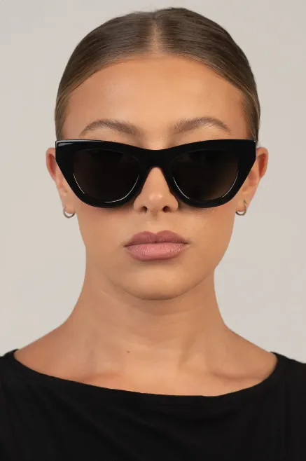 Otra Kinni Sunglasses Black Smoke