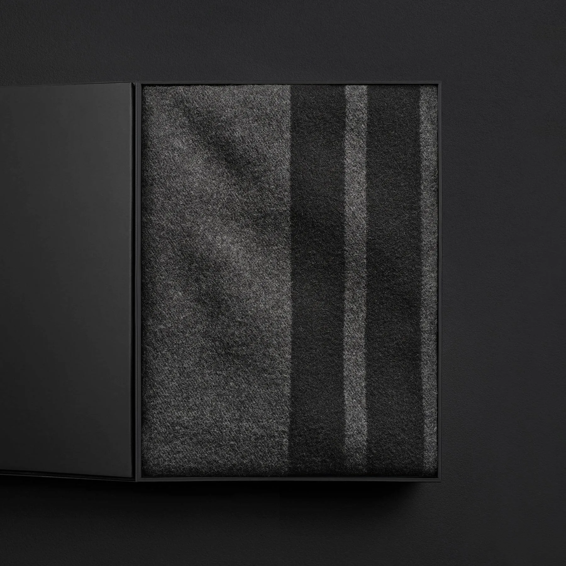 Sarti Stripe Soft Wool Blanket Gift Box - Black/Lead