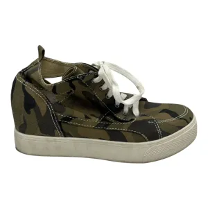 Shoes Sneakers By Clothes Mentor In Camouflage Print, Size:9.5